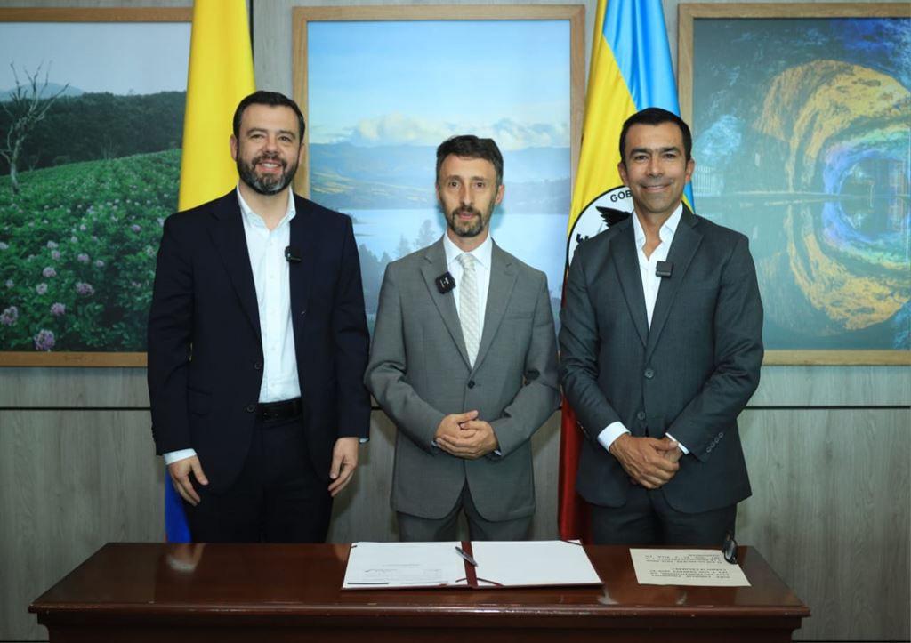 Lota, ingeniero civil con maestría en transporte de la Universidad Nacional de Colombia