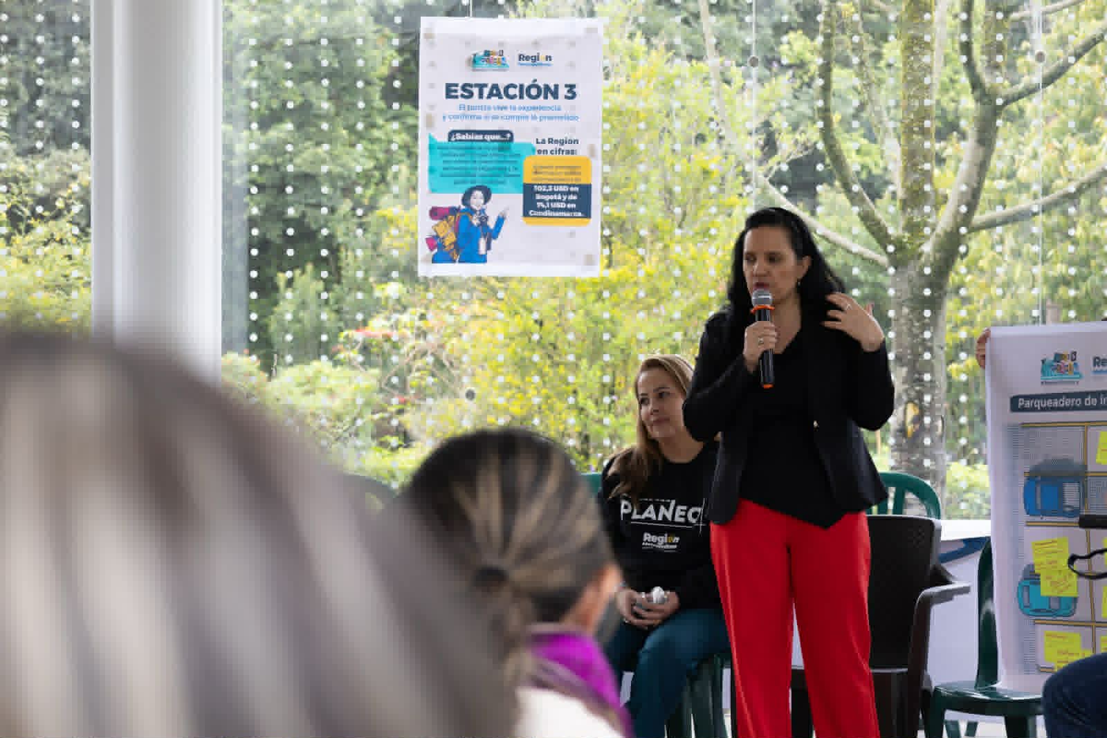 Fotografía de una mujer que participó durante la mesa temática
