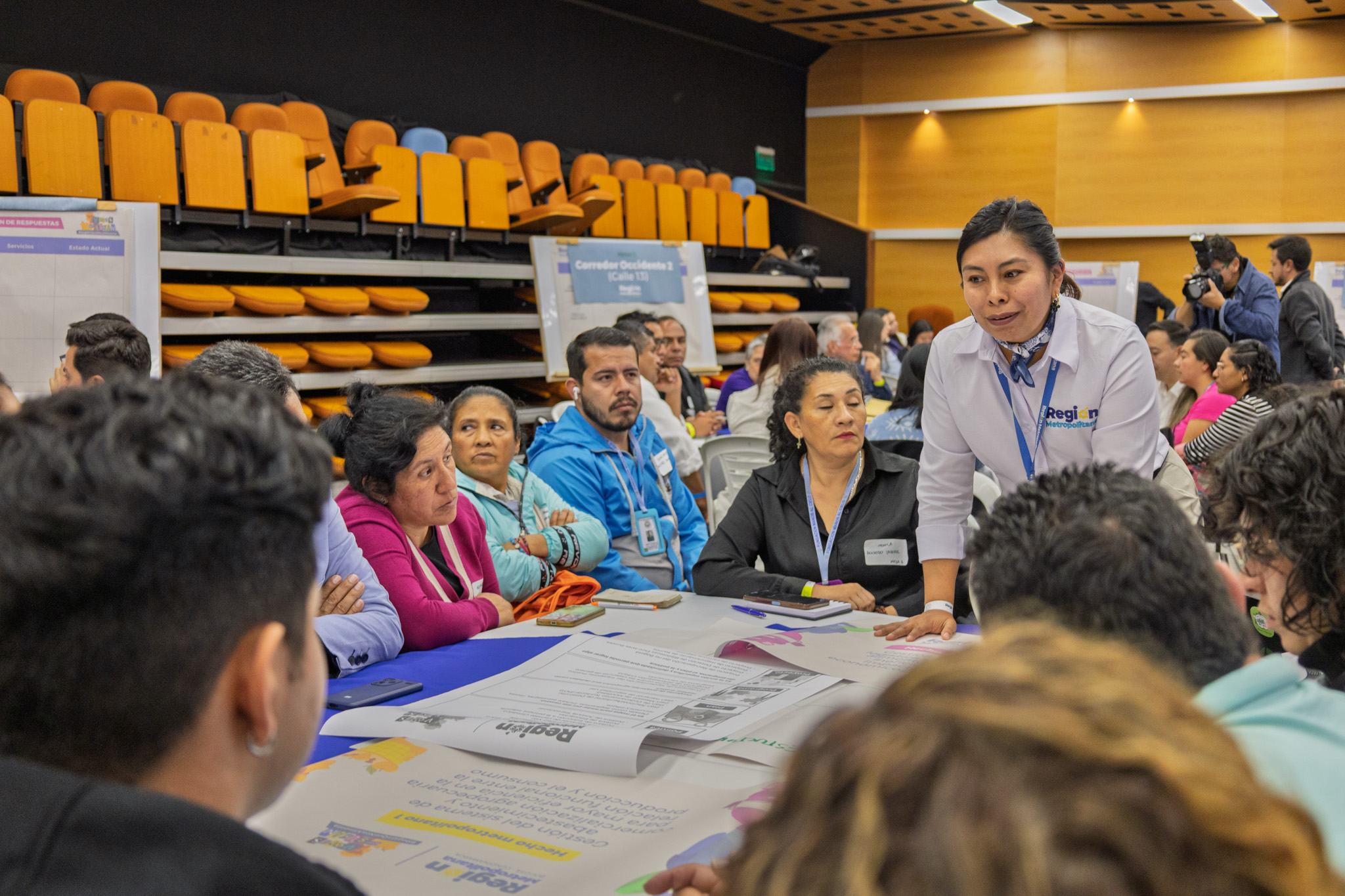 Fotografía de un grupo de trabajo conformado durante la mesa temática sobre seguridad alimentaria realizado en la Gobernación de Cundinamarca con el liderazgo del equipo de Participación de la Región Metropolitana Bogotá Cundinamarca