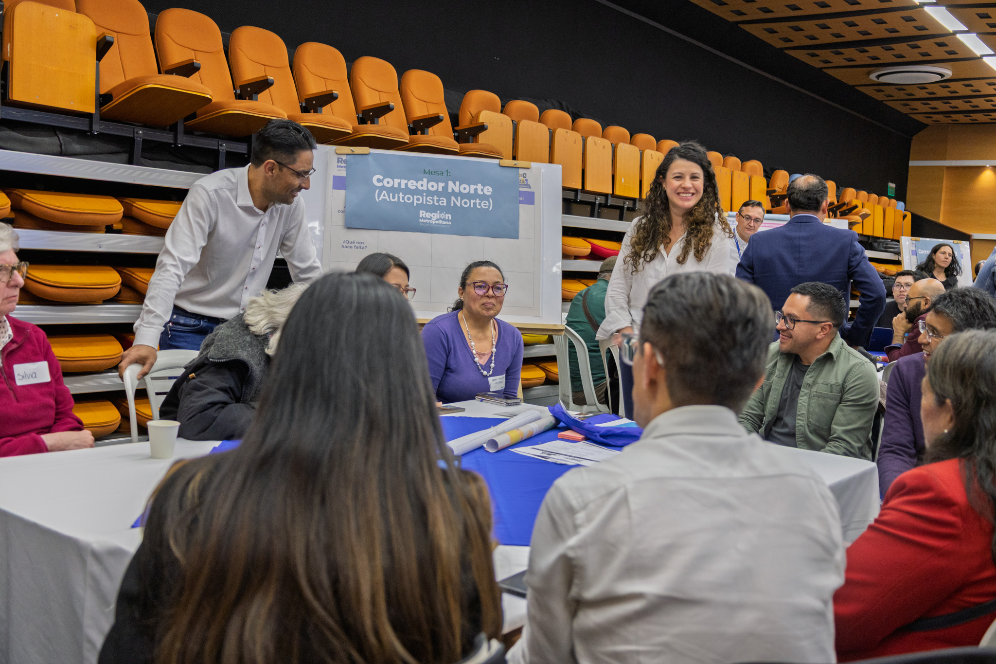 Fotografía de un grupo de trabajo conformado durante la mesa temática sobre seguridad alimentaria realizada en la Gobernación de Cundinamarca