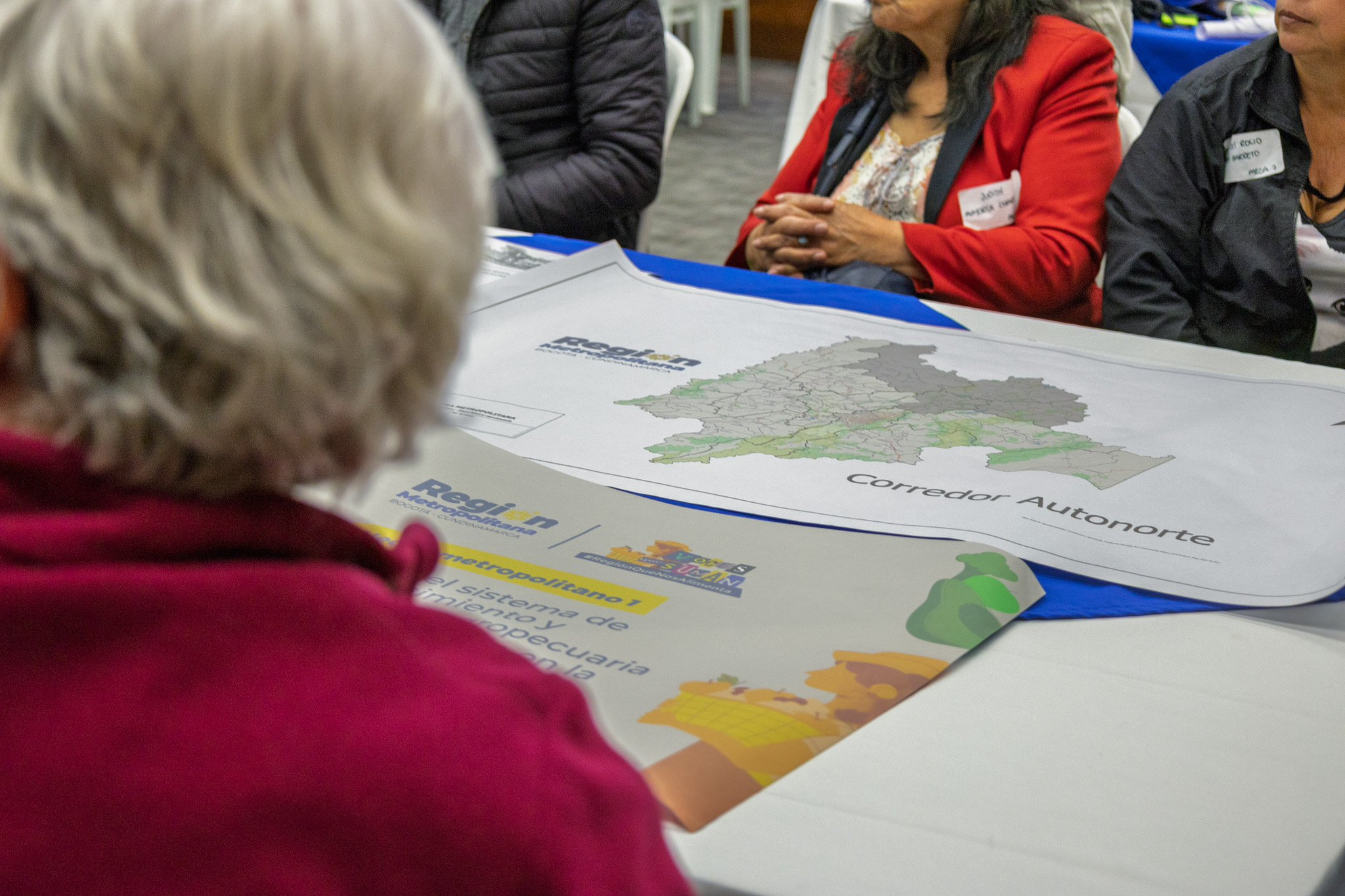 Fotografía de un mapa impreso puesto sobre sobre una de las mesas de uno de los grupos conformados durante la actividad de participación ciudadana convocada por la Región Metropolitana Bogotá Cundinamarca