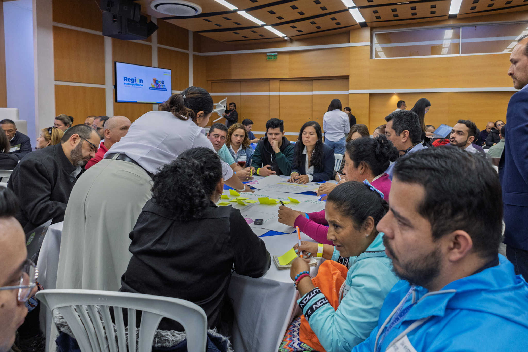 Fotografía de un grupo de trabajo temático conformado durante la mesa temática sobre seguridad alimentaria, en el primer plano aparece un hombre vestido de color azul