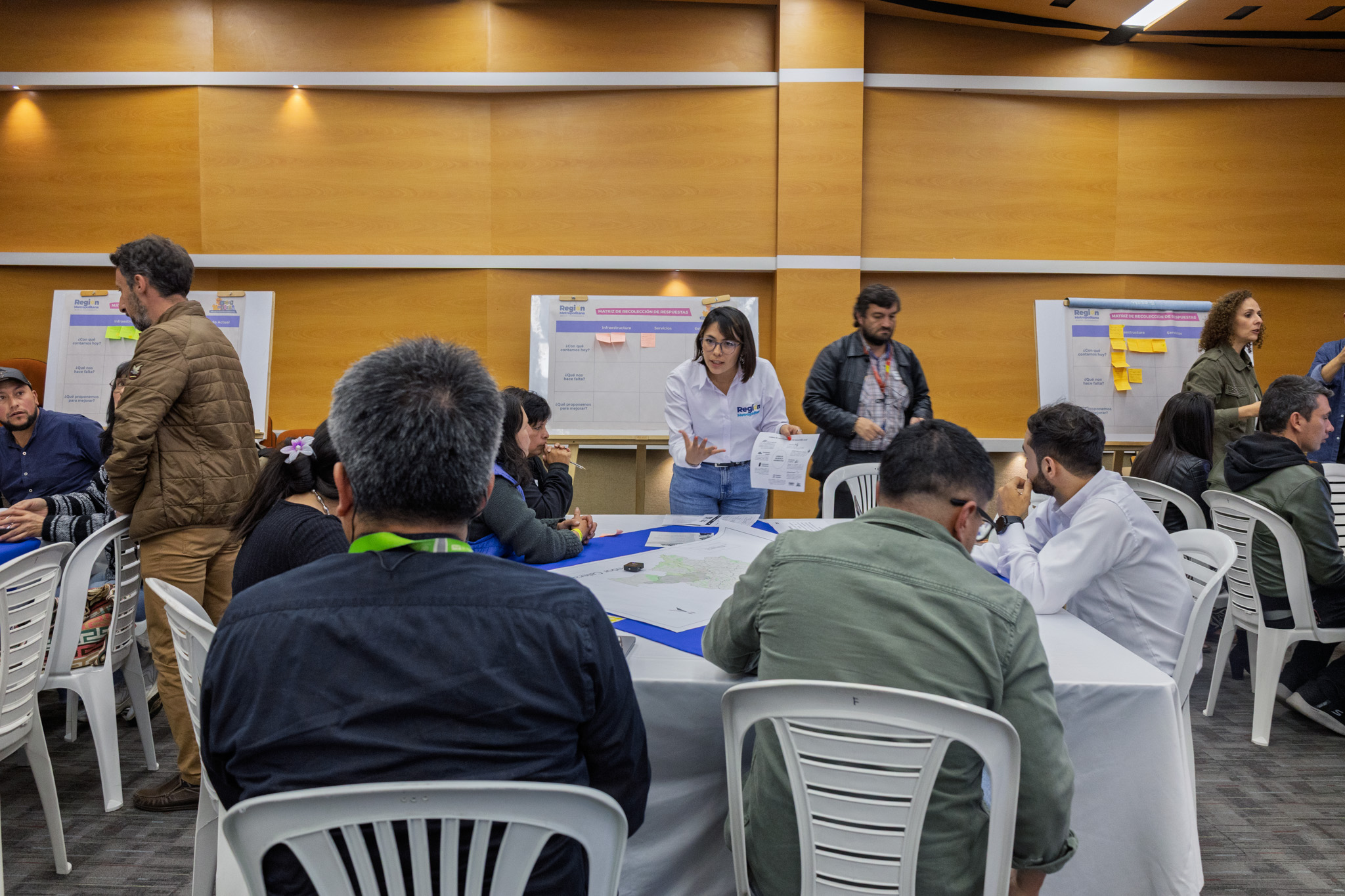 Fotografía de un grupo de trabajo temático conformado durante la mesa temática sobre seguridad alimentaria