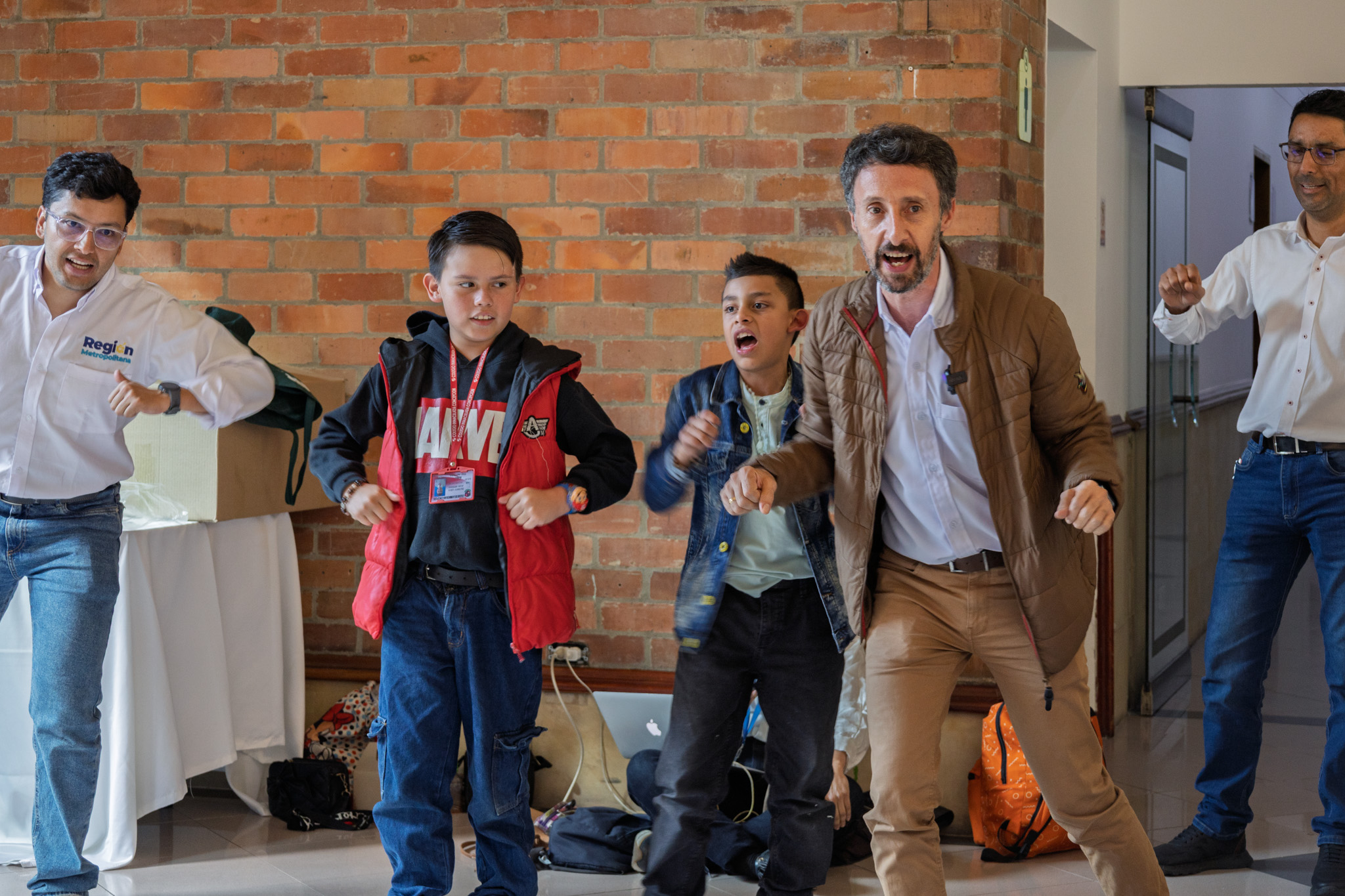fotografía del director de la región metropolitana Bogotá Cundinamarca rodeado de niños que participaron en la mesa temática sobre seguridad alimentaria