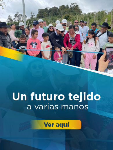 Banner que muestra a un grupo de niñas y niños y adultos cortando una cinta durante la inauguración de una obra. El diseño lleva el siguiente texto: Un futuro tejido a varias manos. Ver aquí.