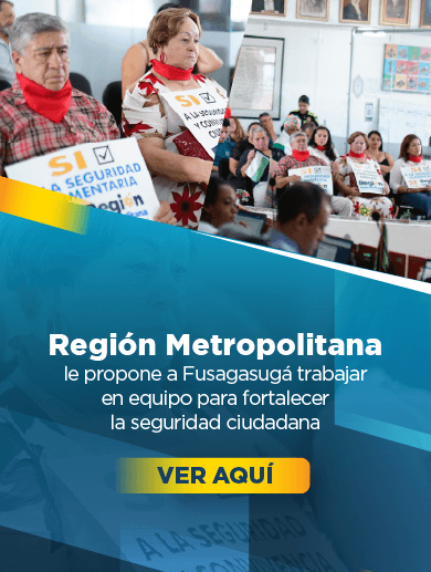 Fotografía de ciudadanos sentados con carteles a favor de la asociación de Fusagasugá a la Región Metropolitana Bogotá Cundinamarca. Las personas están en el recinto del Concejo Municipal de Fusagasugá