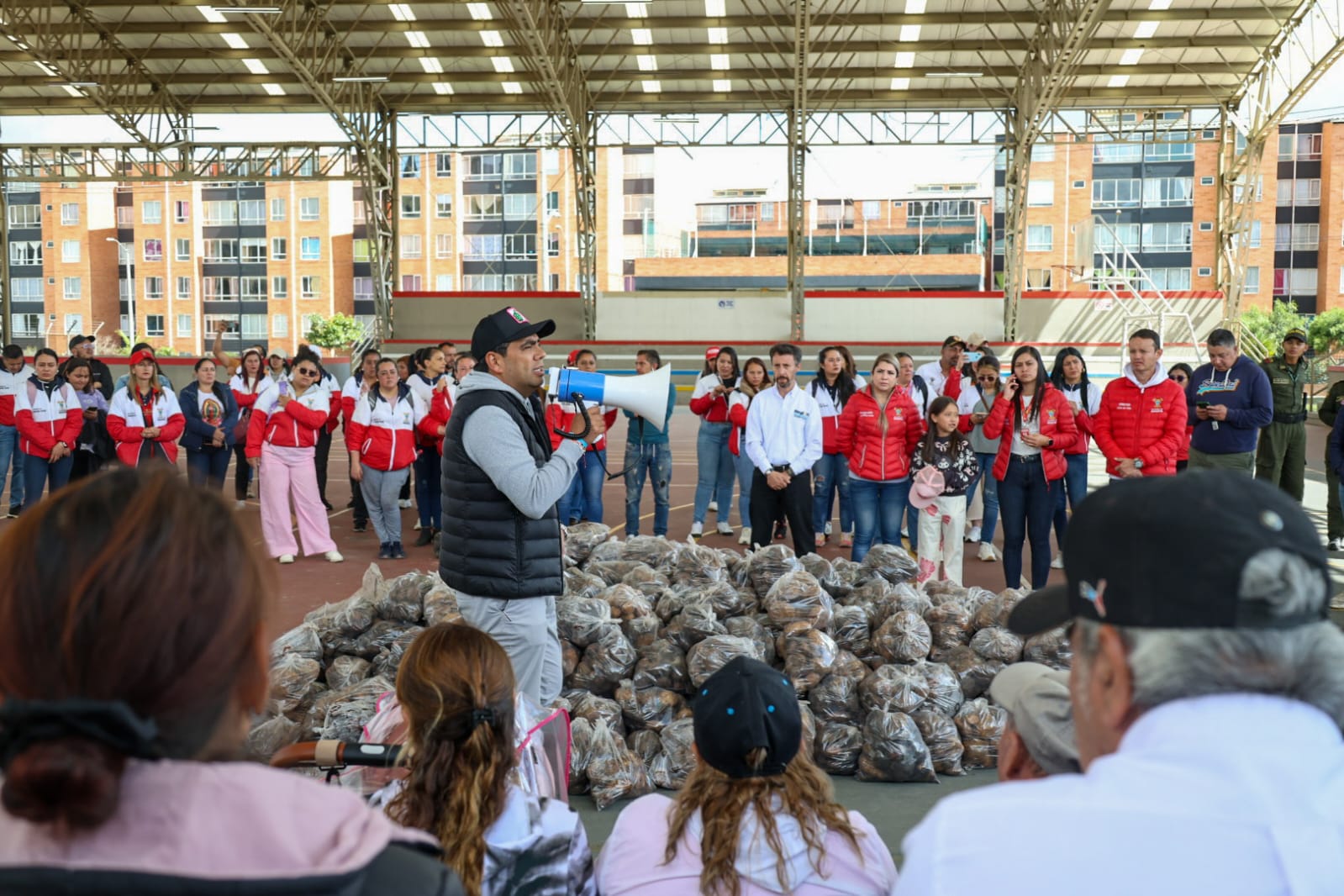 fotografía del alcalde de Soacha Julián Sánchez Perico en el coliseo deportivo de Soacha durante la entrega de papa