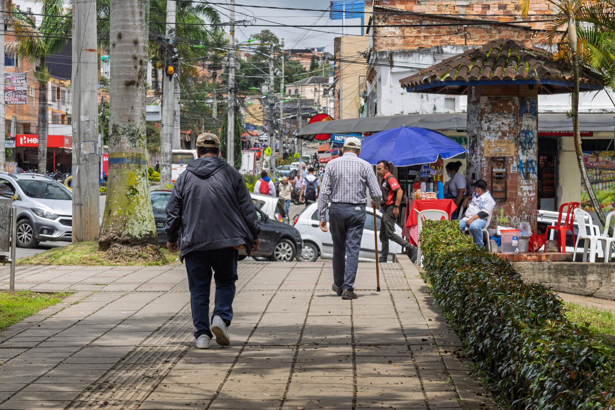 Fotografía muestra un andén del centro de Fusagasugá en el que caminan varios transeúntes