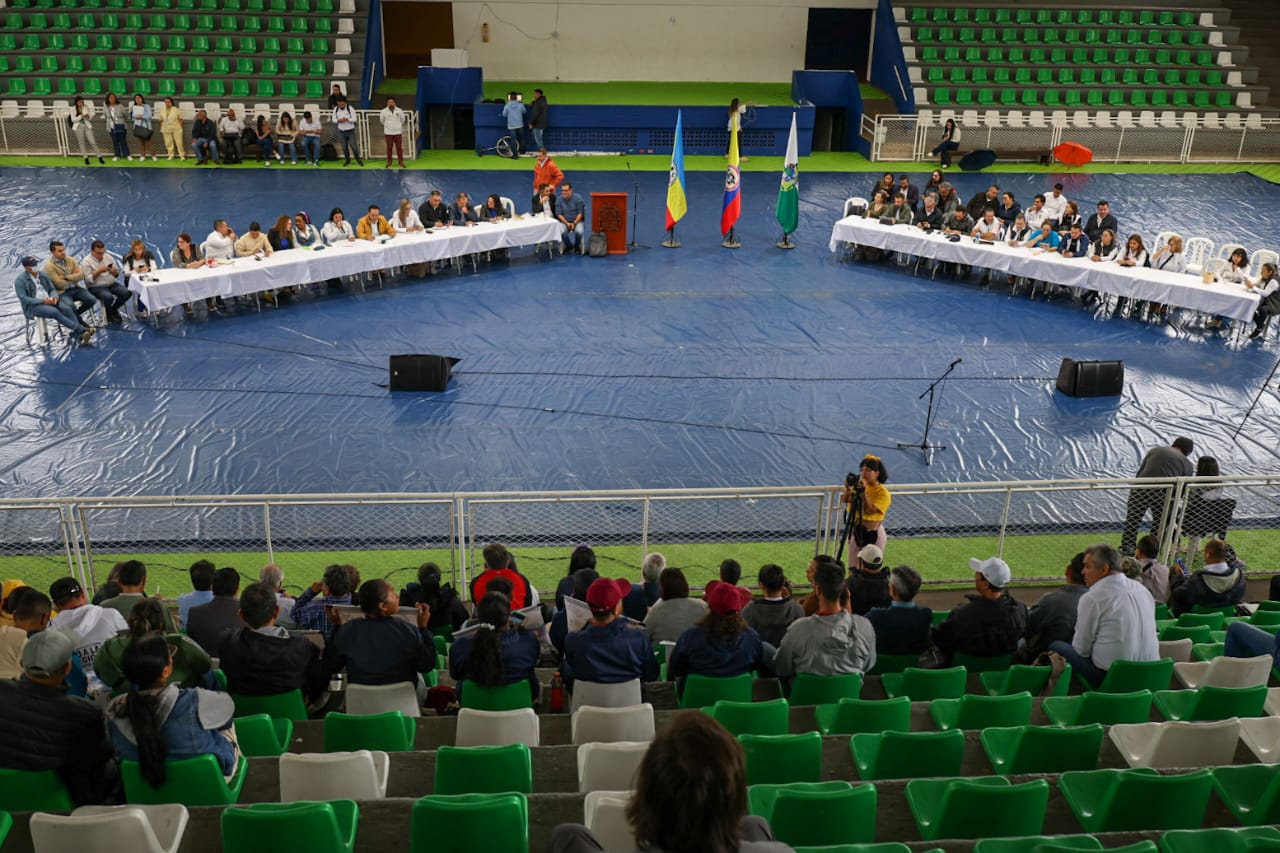 fotografía en el coliseo de Fusagasugá donde se llevó a cabo un cabildo abierto