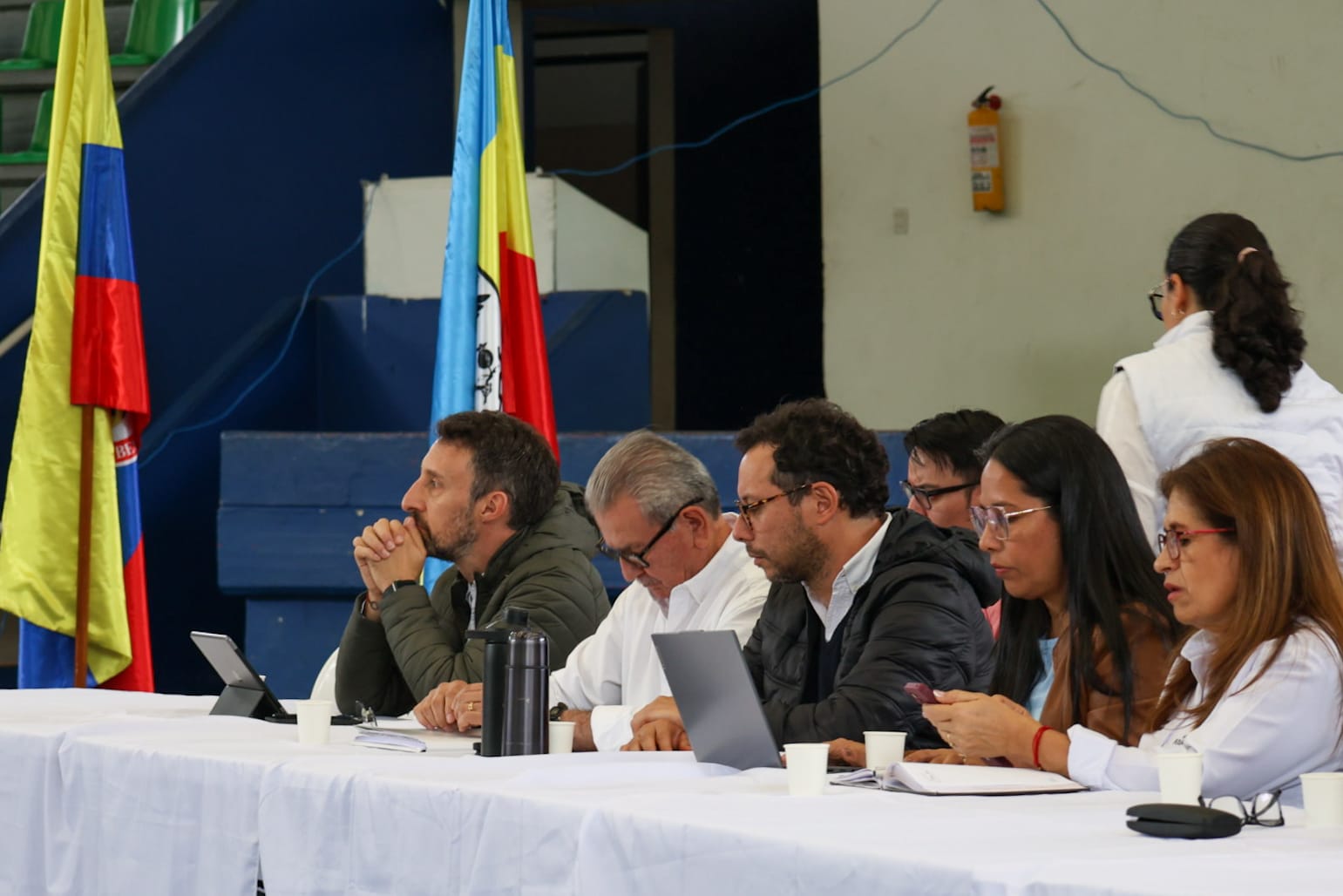 Fotografía del director de la Región Metropolitana, el acalde de Fusagasugá y otros funcionarios del concejo de ese municipio en una mesa instalada en el coliseo Carlos Lleras Restrepo donde se llevó a cabo un cabildo abierto