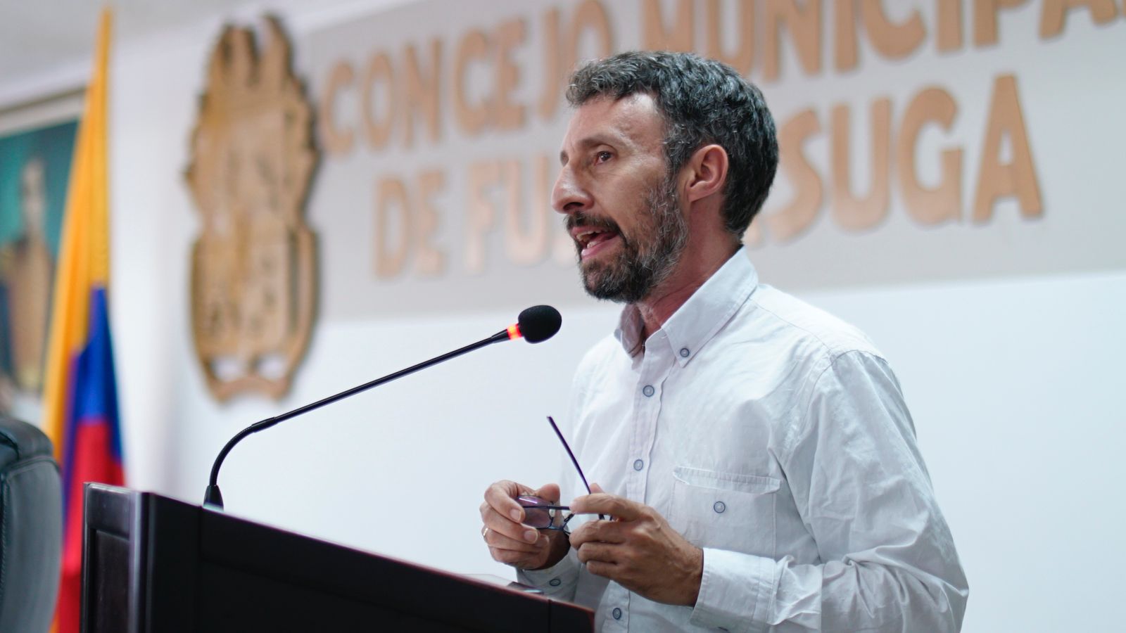 Fotografía de Luis Lota con camisa blanca en atril del Concejo Municipal de Fusagasugá