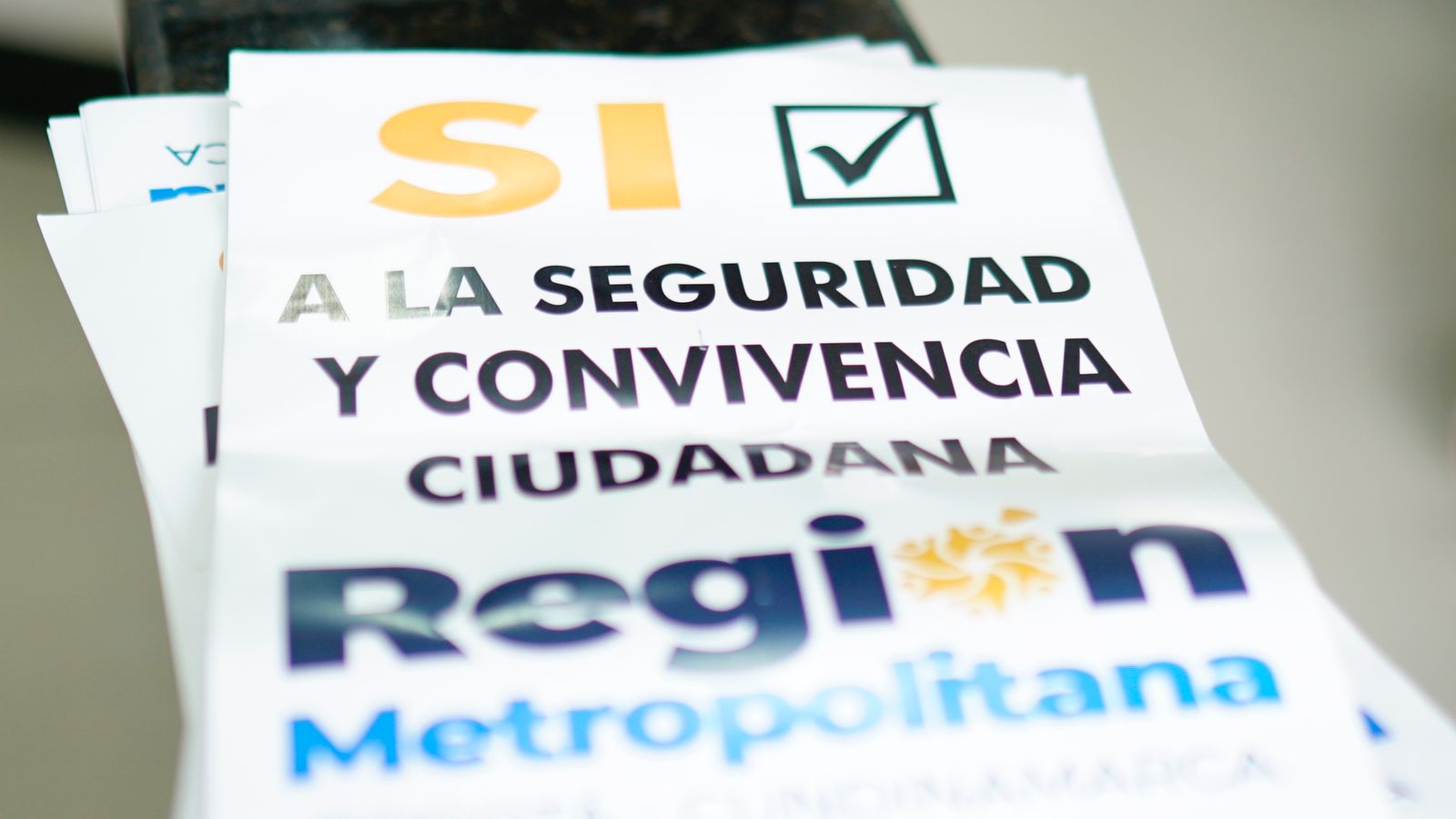 Fotografía de un cartel que dice Sí a la Región Metropolitana en el marco de la votación de la comisión tercera del Concejo de Fusagasugá el cual aprobó el proyecto de acuerdo de asociación de ese municipio a la RMBC