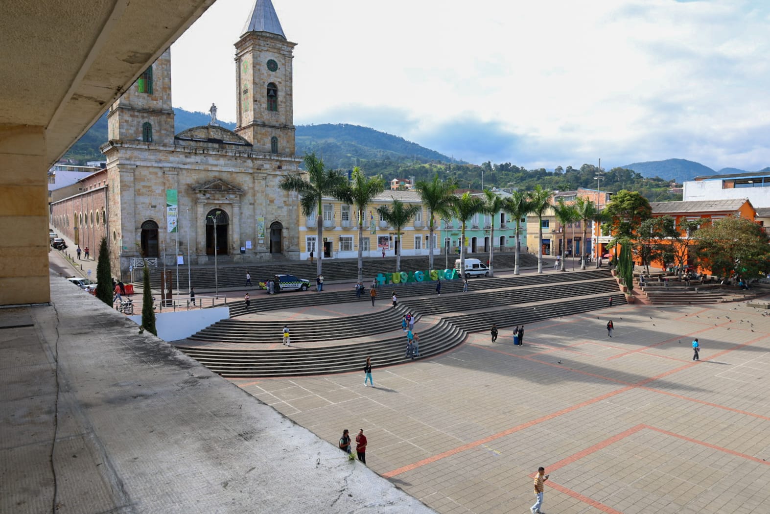 Fotografía de la plaza principal de Fusagasugá en la que está la catedral, las escaleras frente a la catedral, la plazoleta y edificios cercanos