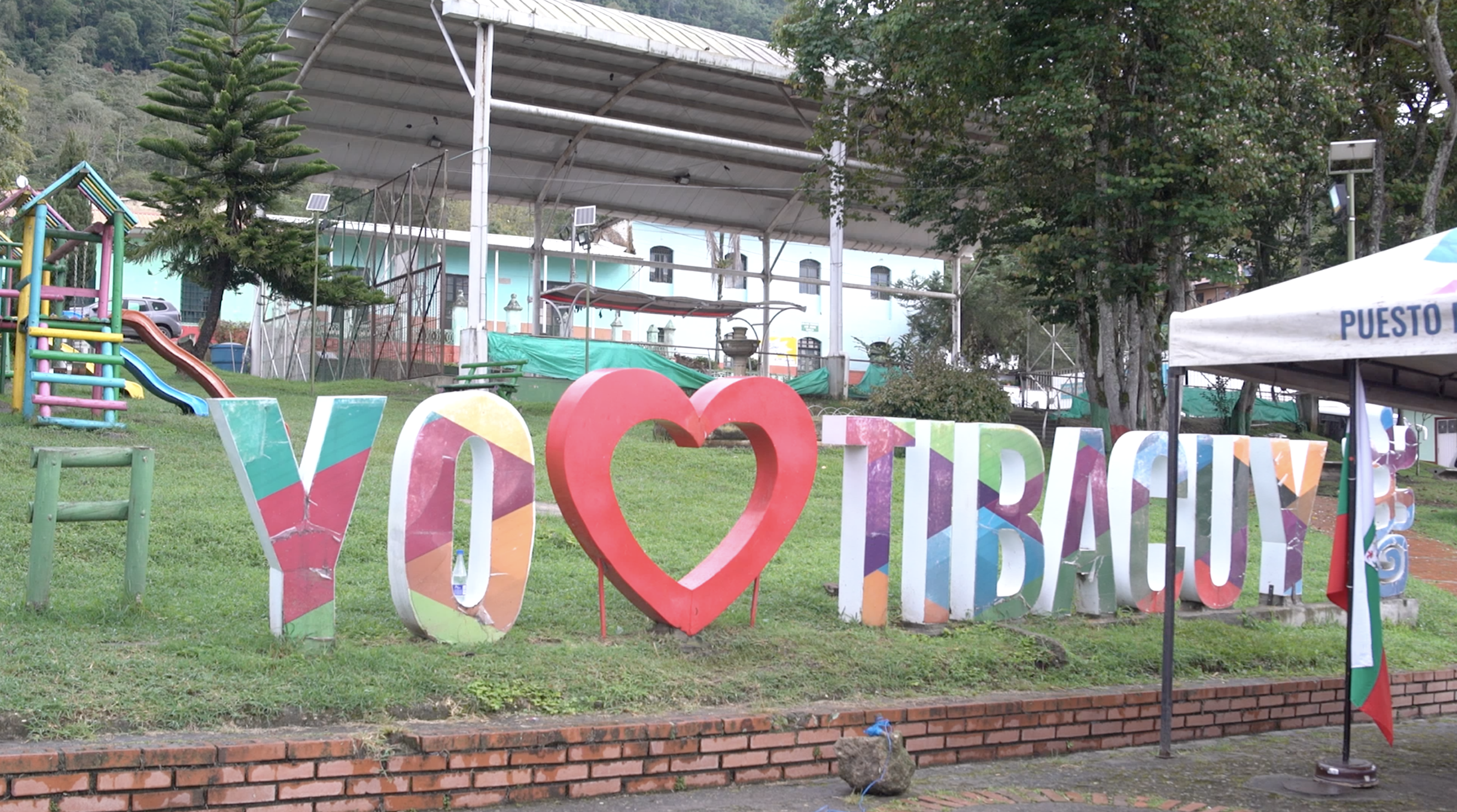 Fotografía de aviso que dice yo amo a Tibacuy, con un corazón incrustado y letras altas de colores sobre un césped
