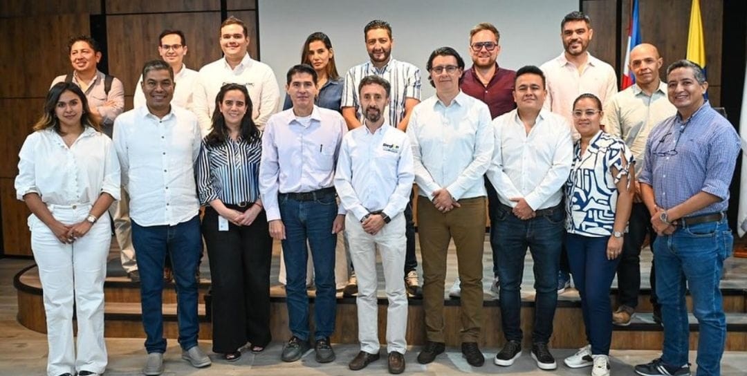 Fotografía en la que aparecen funcionarios del Instituto de Acción Comunal y Capital Social de Cundinamarca, el Instituto Distrital de la Participación y Acción Comunal y la Región Metropolitana Bogotá Cundinamarca, entre otras personas, en el marco de la firma de un memorando de entendimiento orientado a la formación y el empoderamiento ciudadano