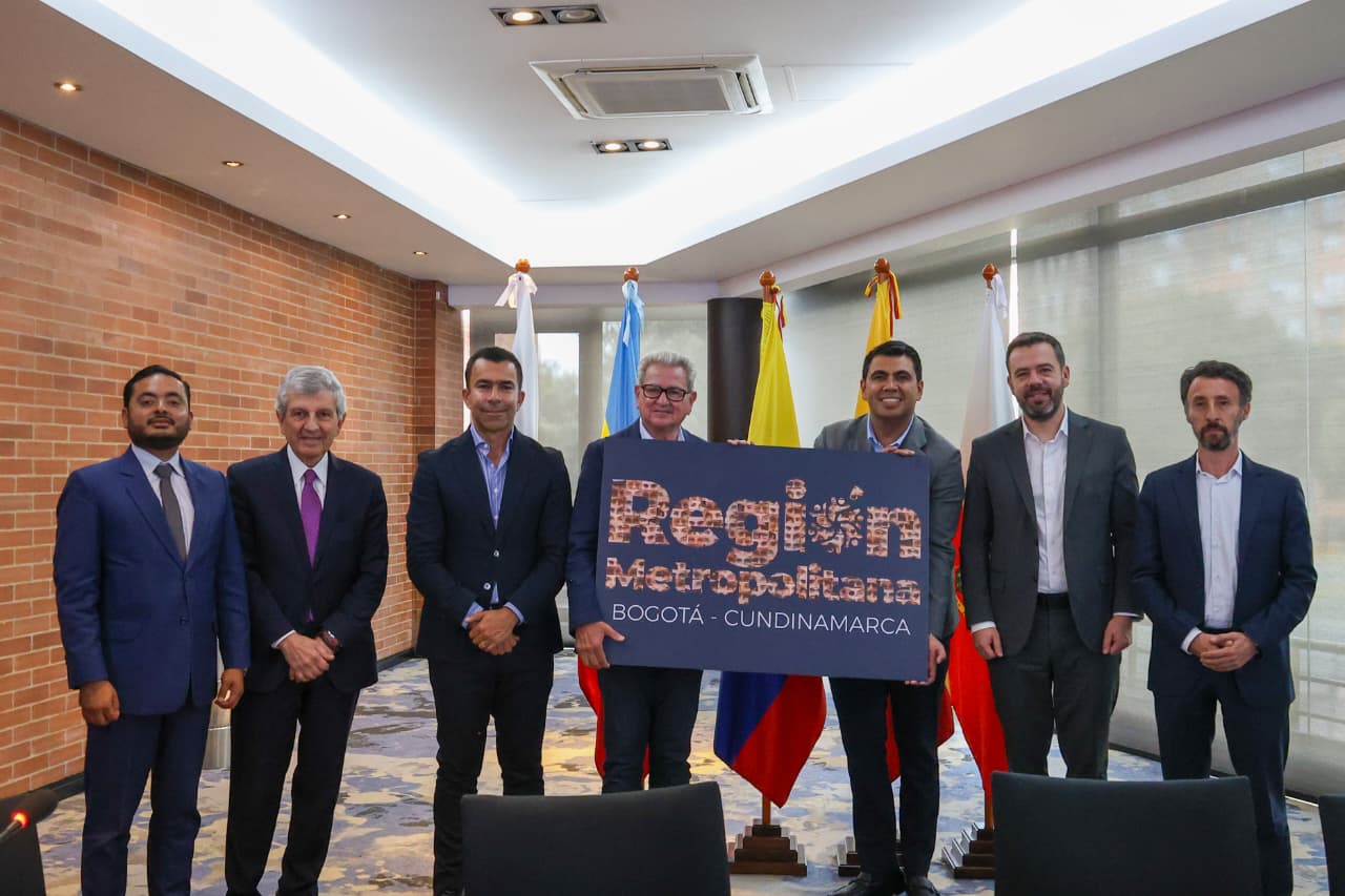 Fotografía de los integrantes del Consejo Regional en el acto protocolario de aceptación formal de Fusagasugá como nuevo integrante de la Región Metropolitana Bogotá - Cundinamarca