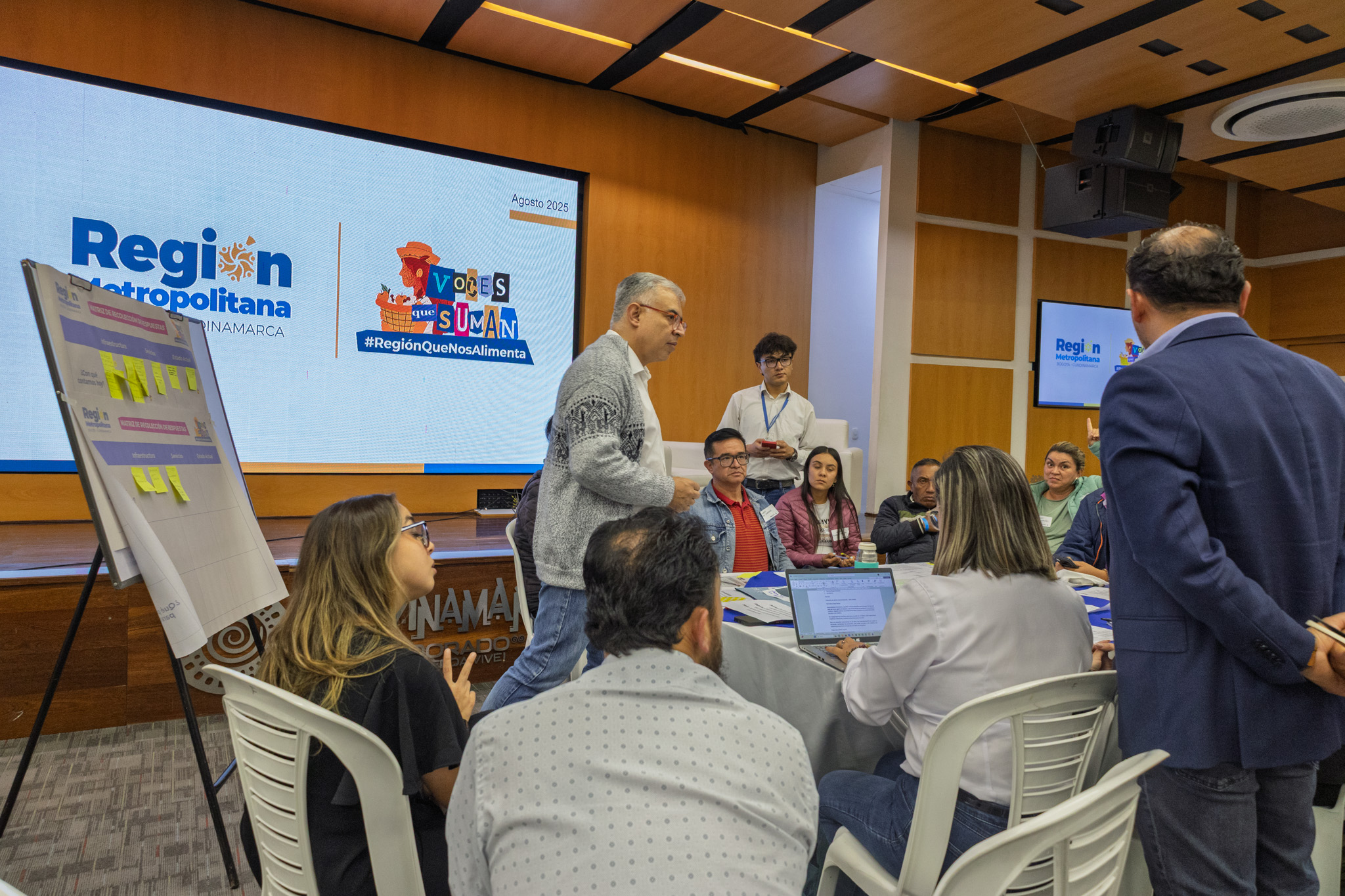 Fotografía muestra participantes en la mesa temática sobre agua realizada por la Región Metropolitana Bogotá Cundinamarca