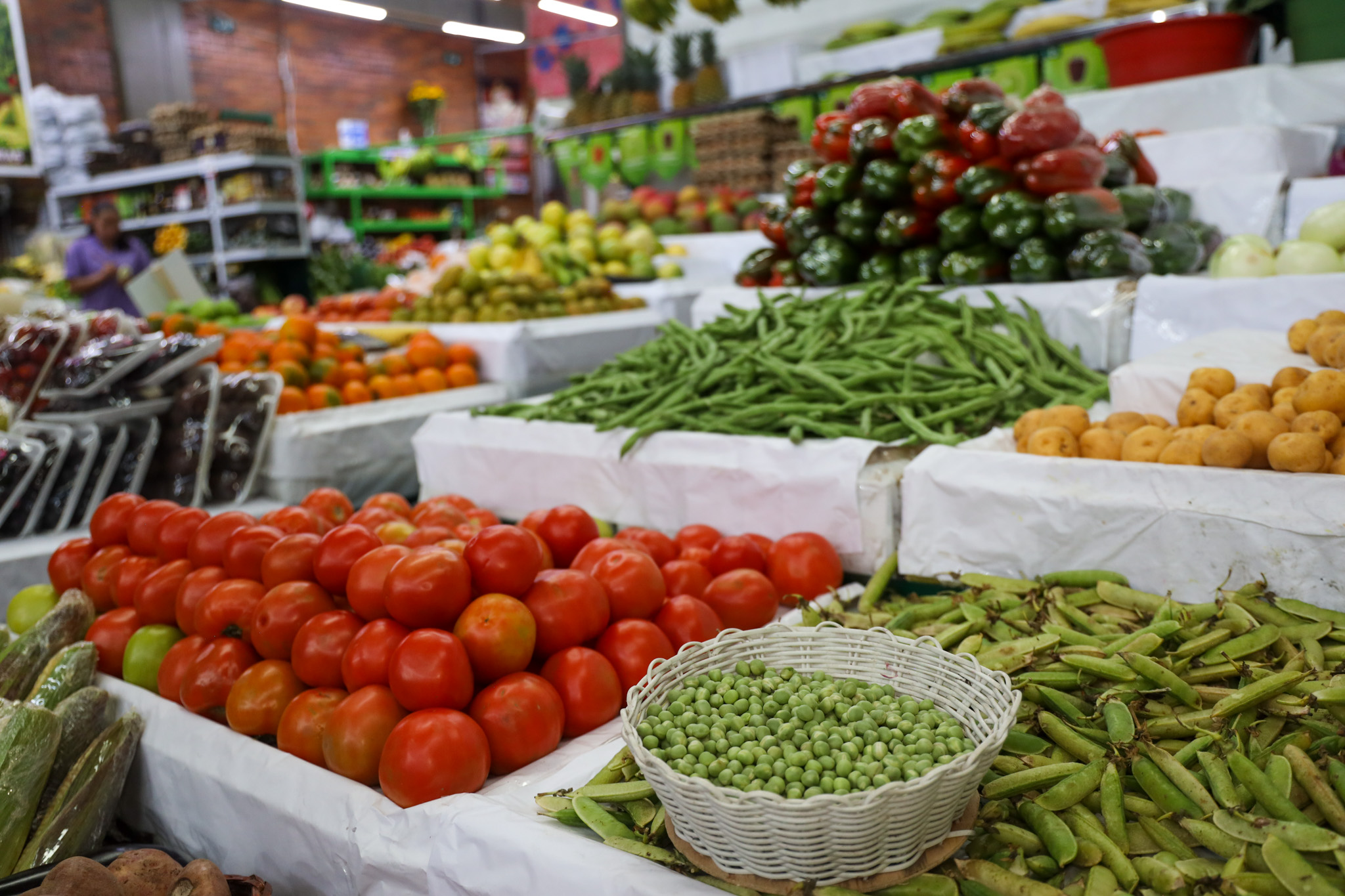 Fotografía en la que aparecen varios alimentos, especialmente, verduras en una plaza de mercado