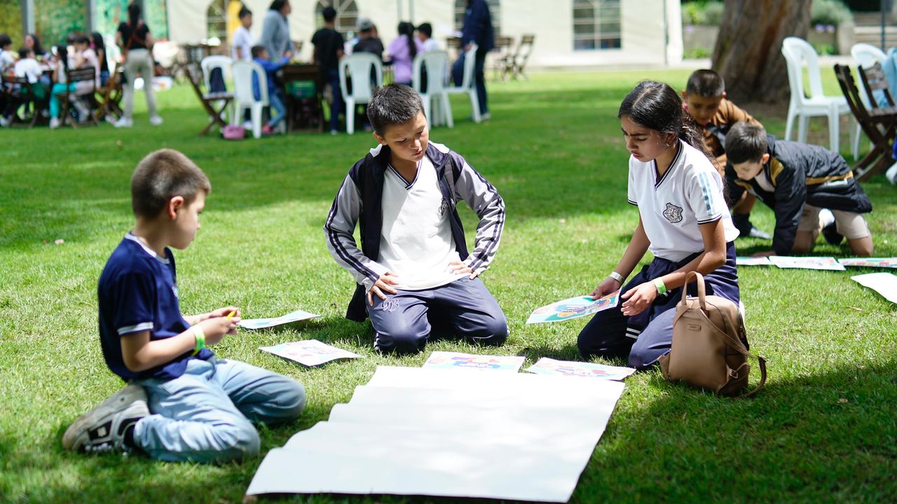Fotografía de Niñas, niños y adolescentes que participaron en el encuentro “La Región de las niñas y los niños”, realizado en el marco del espacio de participación ciudadana del Ágora de la Región Metropolitana