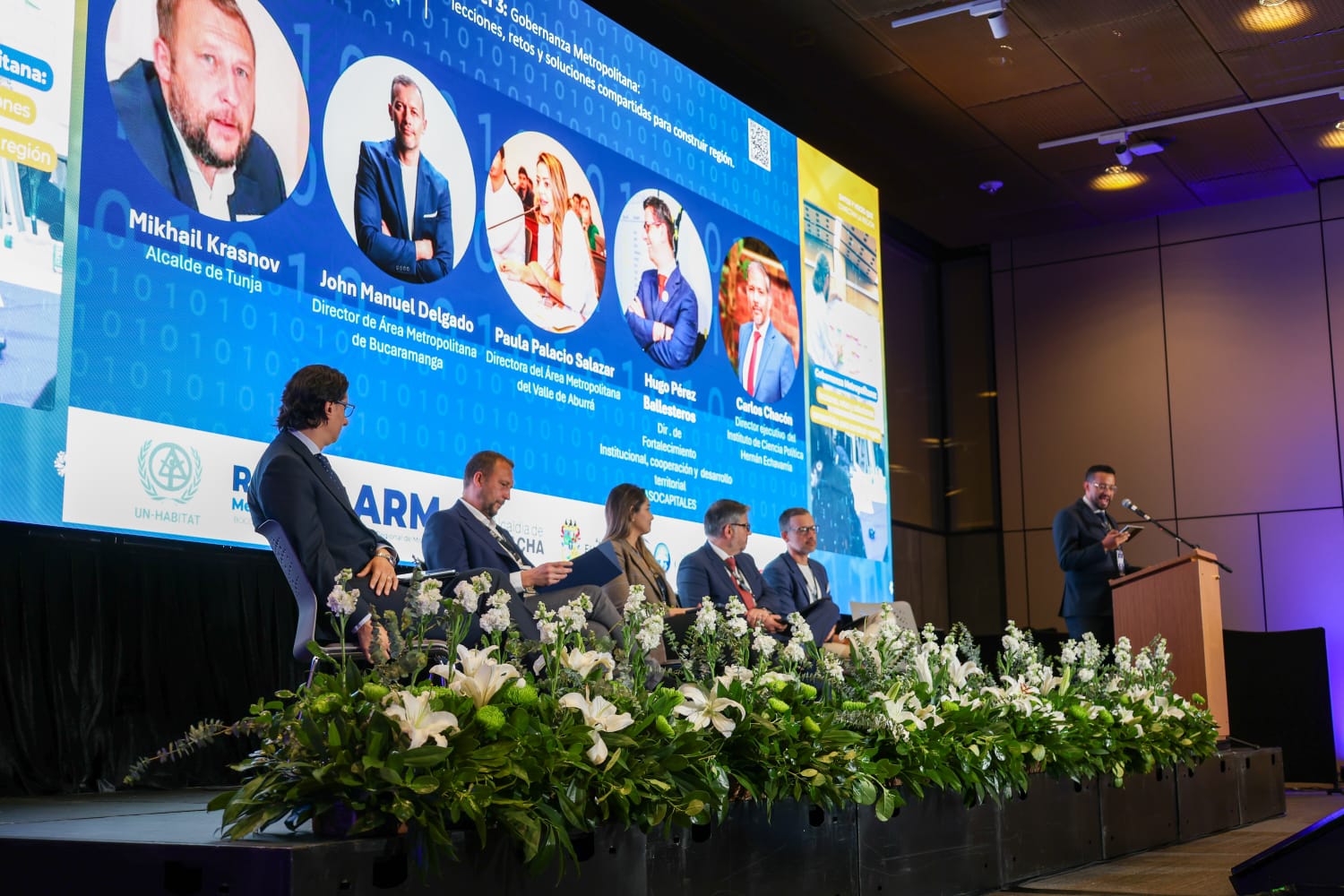 fotografía del panel del encuentro Voces que conecta la región