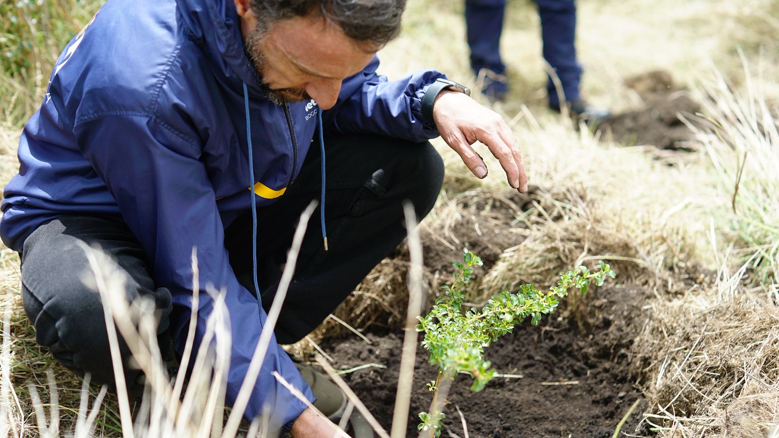 Director de la Región Metropolitana Bogotá Cundinamarca Luis Lota durante la siembra de árboles en la vereda La Pradera de Soacha