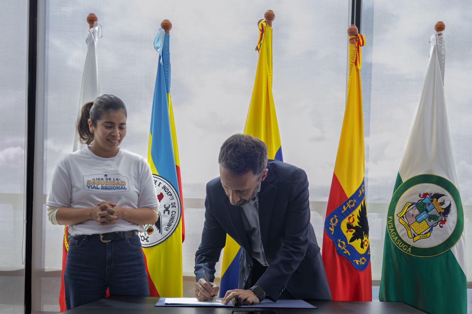 Fotografía de la firma del convenio entre la Región Metropolitana Bogotá - Cundinamarca y la Agencia Regional de Movilidad