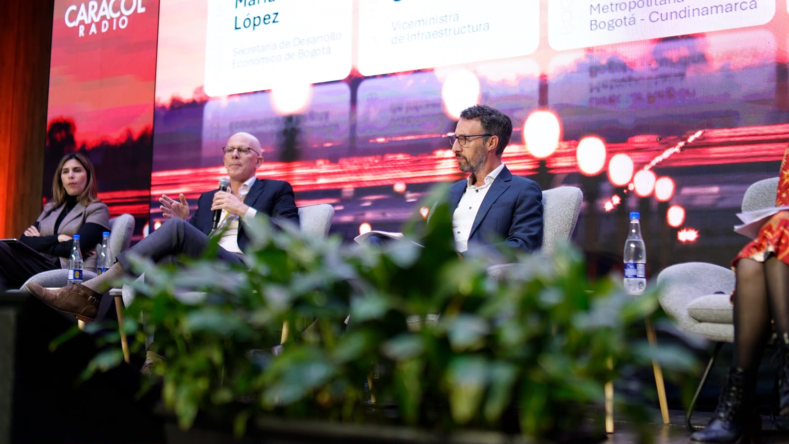 Fotografía del foro Dorado Max, en el que participó el director de la Región Metropolitana Bogotá Cundinamarca, Luis Lota.