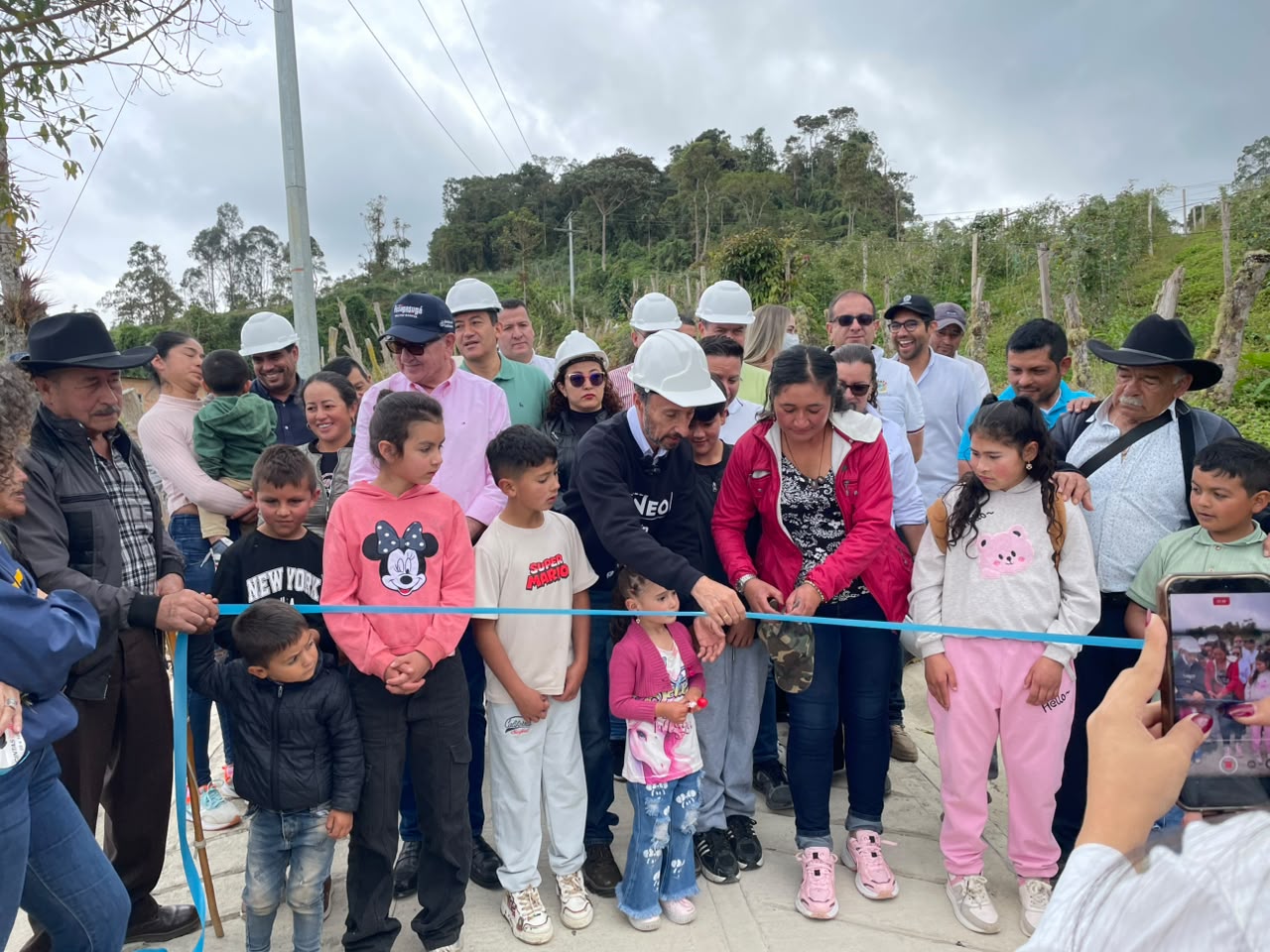 Fotografía tomada en Fusagasugá muestra la inauguración de una placa huella una vereda de Fusagasugá, en la imagen aparecen el director de la Región Metropolitana, el alcalde de municipio, niños y niñas, entre otras personas