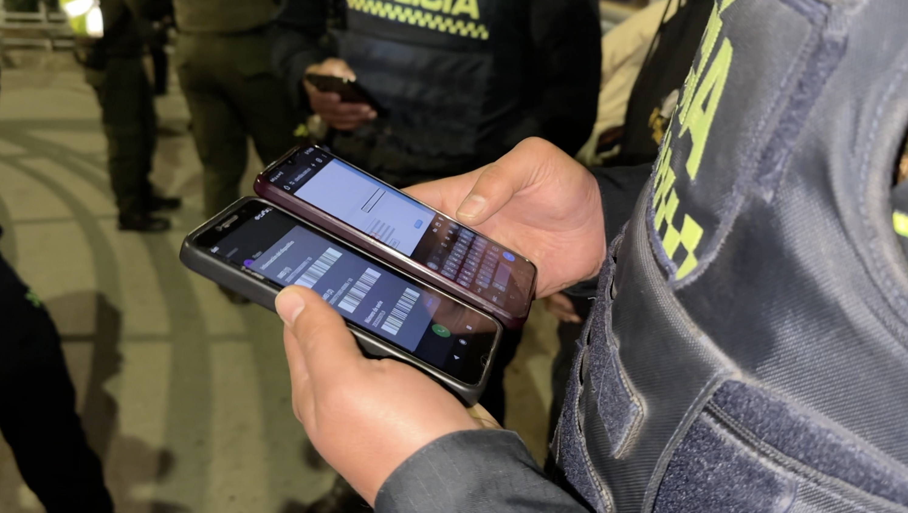 Fotografía que muestra dos teléfonos celulares en manos de un policía con el fin de ejemplificar el contenido de la noticia: Cada cinco horas una persona que compra elementos robados es capturada en Bogotá y municipios cercanos