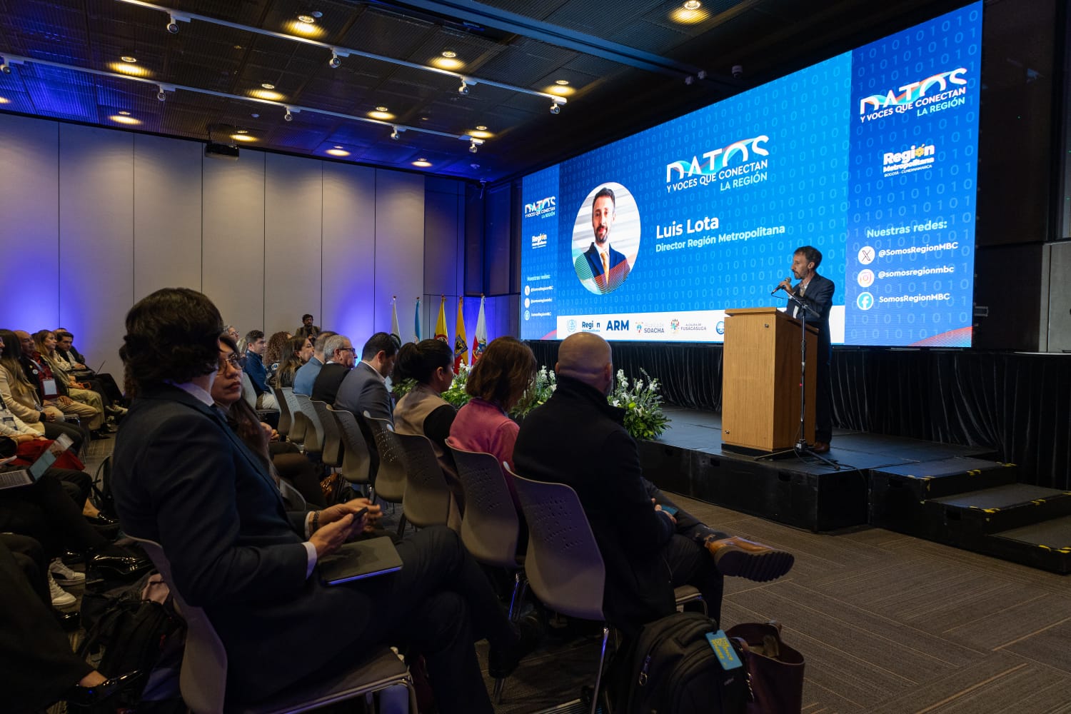 Fotografía que muestra al director de la Región Metropolitana Bogotá Cundinamarca, Luis Lota, haciendo una presentación ante un auditorio en la primera edición de Datos y Voces que Conectan a la Región