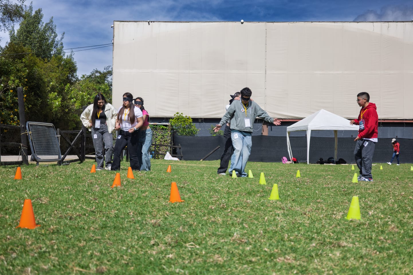 Fotografía muestra un espacio abierto en la que varios adolescentes compiten en un juego sobre el pasto