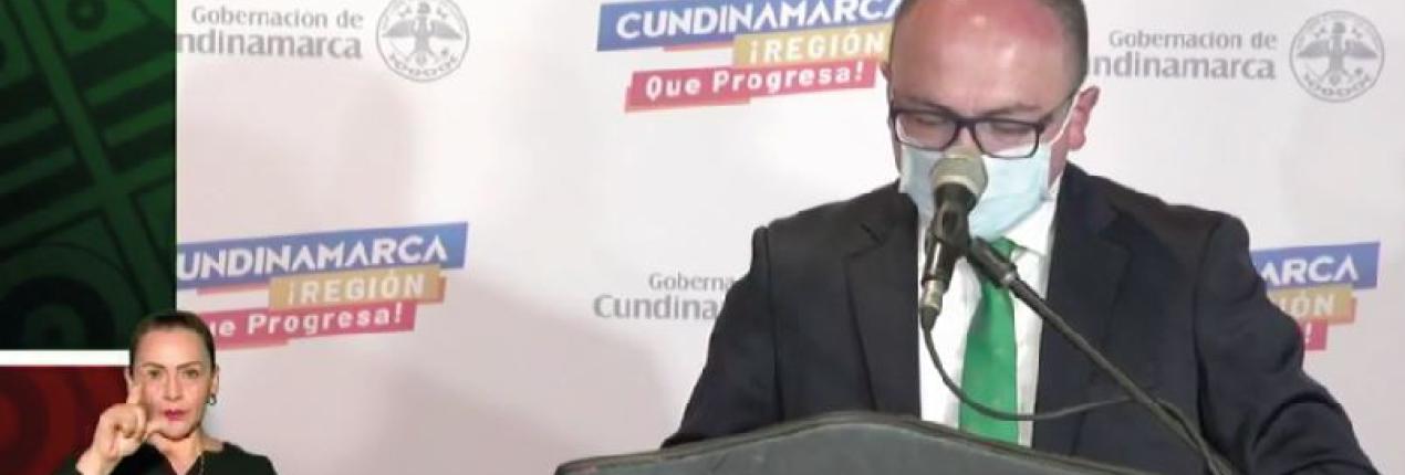 hombre hablando con tapabocas