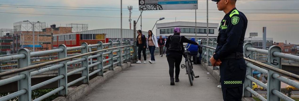 policia cuidando puente de soacha