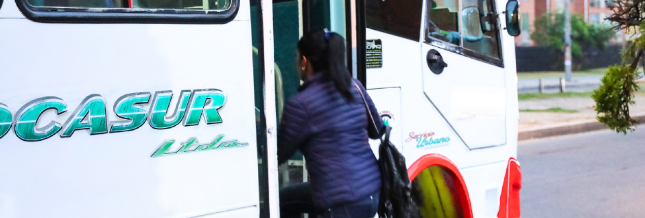 Mujer sube a un bus de transporte intermunicipal Soacha Bogotá