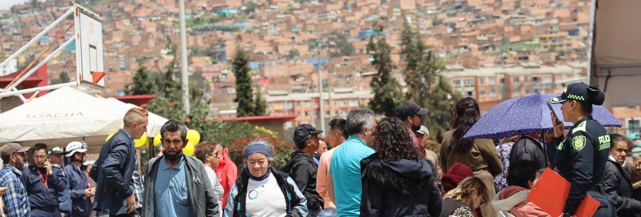 Fotografía muestra a personas caminando en el municipio de Soacha