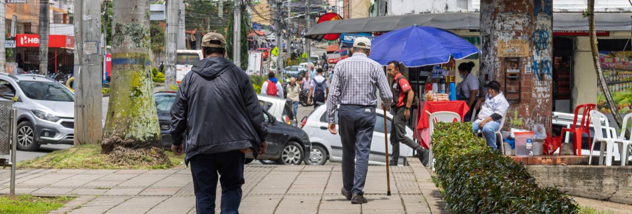 Fotografía muestra un andén del centro de Fusagasugá en el que caminan varios transeúntes
