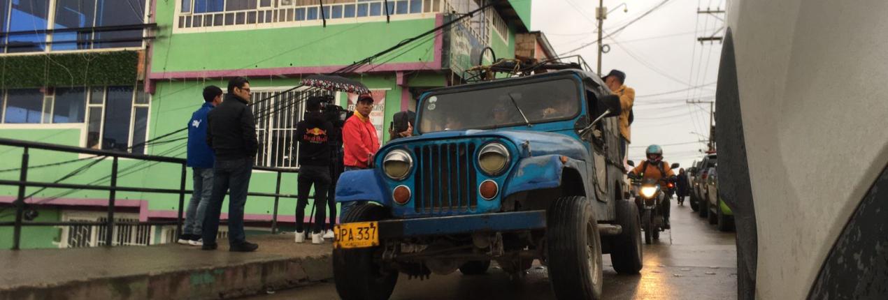 Fotografía muestra auto tipo jeep pasando por una calle del barrio Caracolí de Ciudad Bolívar
