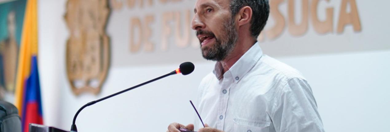 Fotografía de Luis Lota con camisa blanca en atril del Concejo Municipal de Fusagasugá