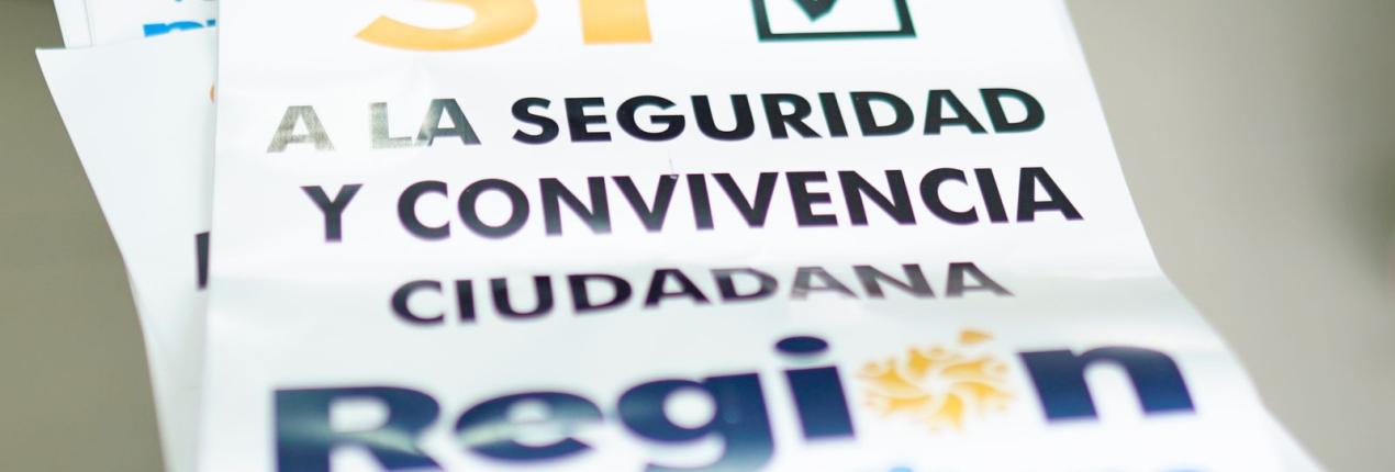 Fotografía de un cartel que dice Sí a la Región Metropolitana en el marco de la votación de la comisión tercera del Concejo de Fusagasugá el cual aprobó el proyecto de acuerdo de asociación de ese municipio a la RMBC