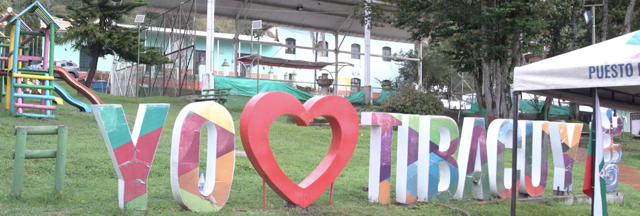 Fotografía de aviso que dice yo amo a Tibacuy, con un corazón incrustado y letras altas de colores sobre un césped
