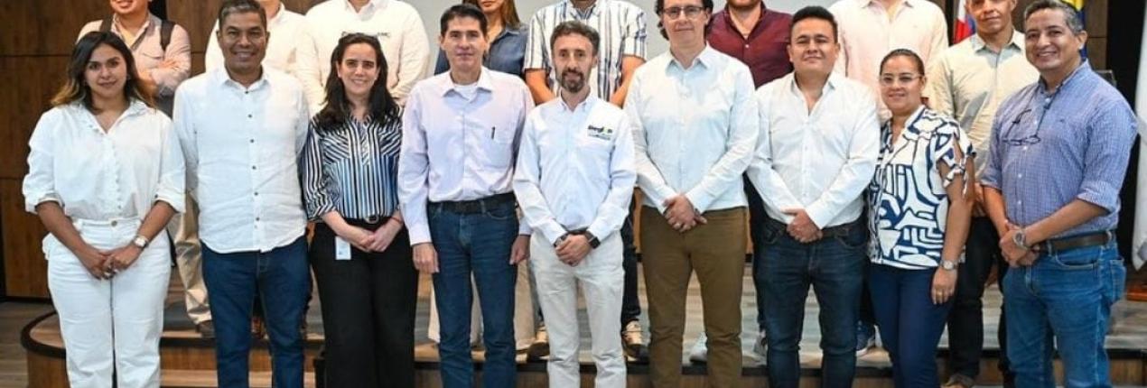 Fotografía en la que aparecen funcionarios del Instituto de Acción Comunal y Capital Social de Cundinamarca, el Instituto Distrital de la Participación y Acción Comunal y la Región Metropolitana Bogotá Cundinamarca, entre otras personas, en el marco de la firma de un memorando de entendimiento orientado a la formación y el empoderamiento ciudadano