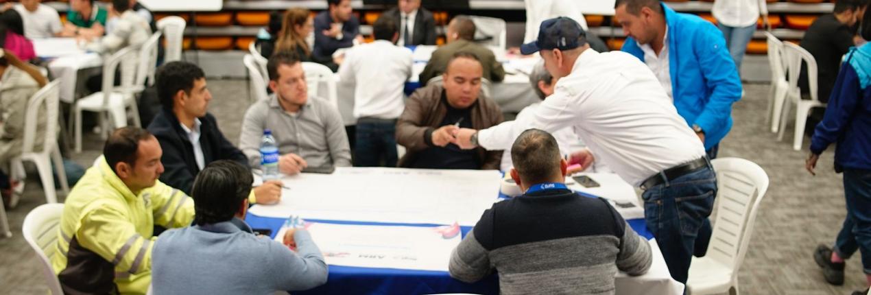 Fotografía de una mesa y sus participantes en la dinámica de la mesa de participación ciudadana sobre movilidad