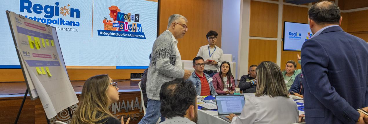 Fotografía muestra participantes en la mesa temática sobre agua realizada por la Región Metropolitana Bogotá Cundinamarca