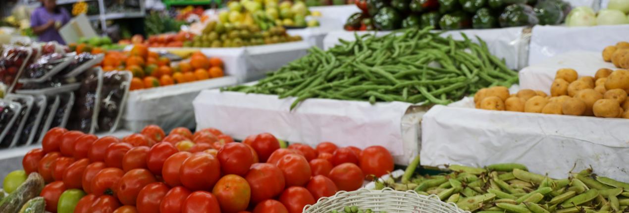 Fotografía en la que aparecen varios alimentos, especialmente, verduras en una plaza de mercado
