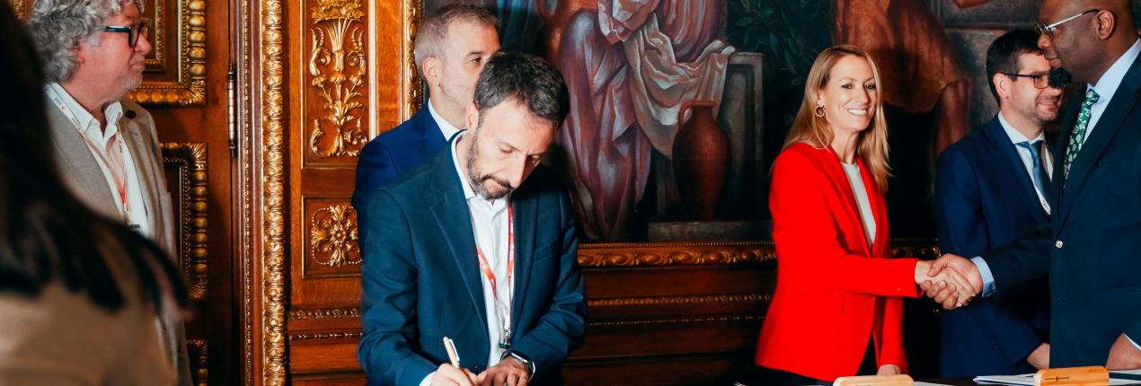 Fotografía muestra al director de la Región Metropolitana Bogotá Cundinamarca firmando la declaración conjunta para avanzar hacia metrópolis sostenibles en el marco de la Cumbre Metropolitana Mundial llevada a cabo en Barcelona, España