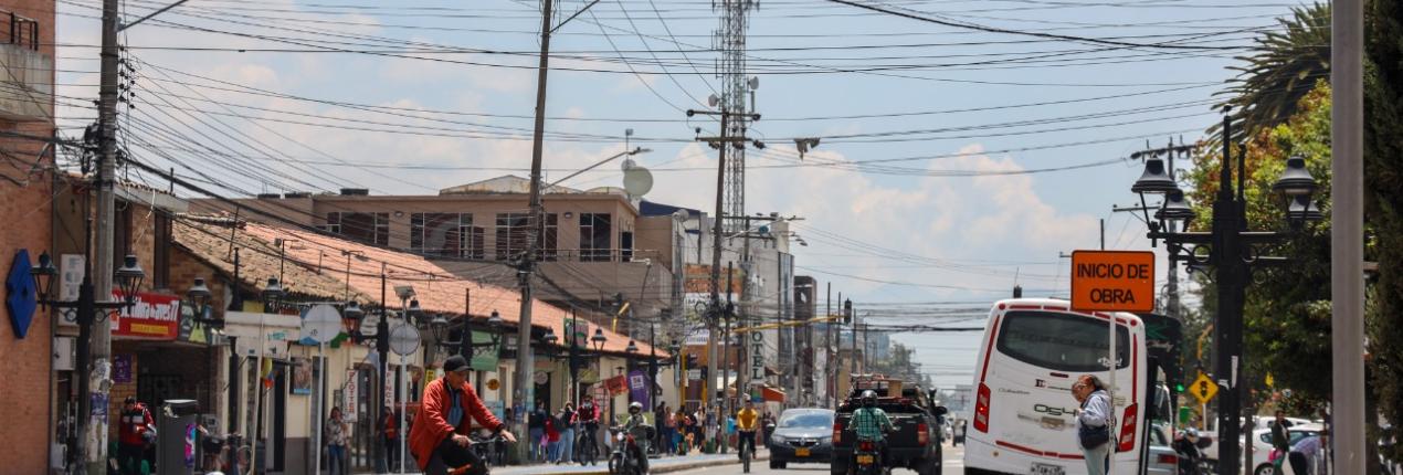 Fotografía descriptiva de un municipio de Cundinamarca en la que se destaca un hombre transitando en bicicleta