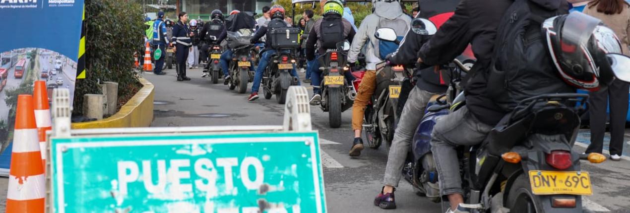 Fotografía de motociclistas en fila durante el desarrollo del segundo punto seguro regional promovido por la Agencia Regional de Movilidad