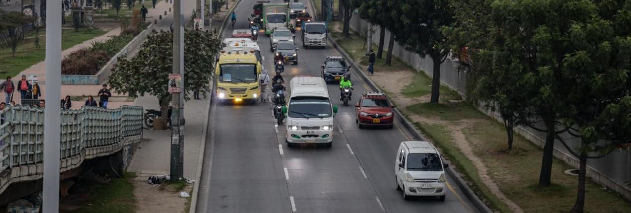 Fotografía de la Autopista Sur de Bogotá muestra tránsito de vehículo de servicio público colectivo, motocicletas y automóviles particulares
