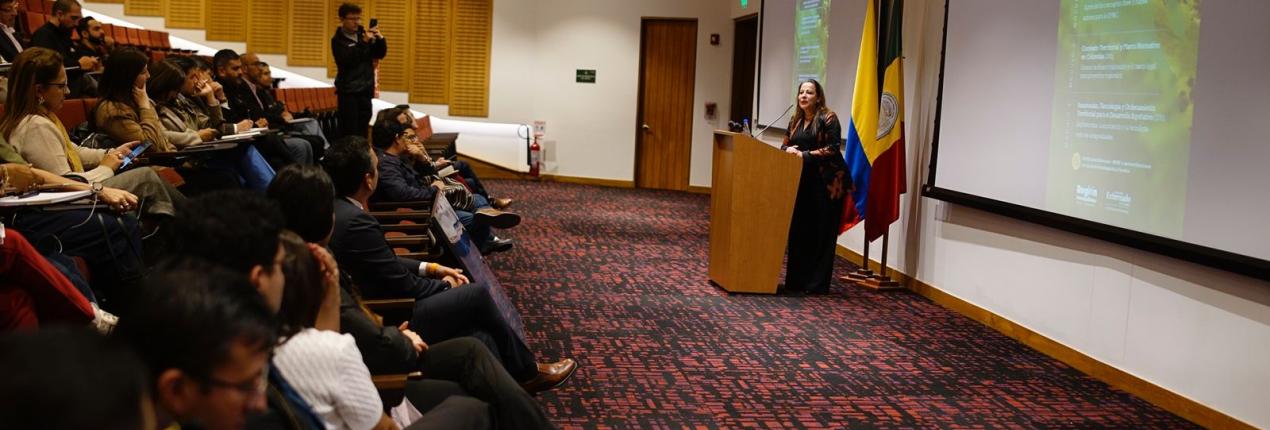 Fotografía de los participantes en el Diplomado en Gobernanza y Desarrollo Integrado en la Región Metropolitana Bogotá-Cundinamarca