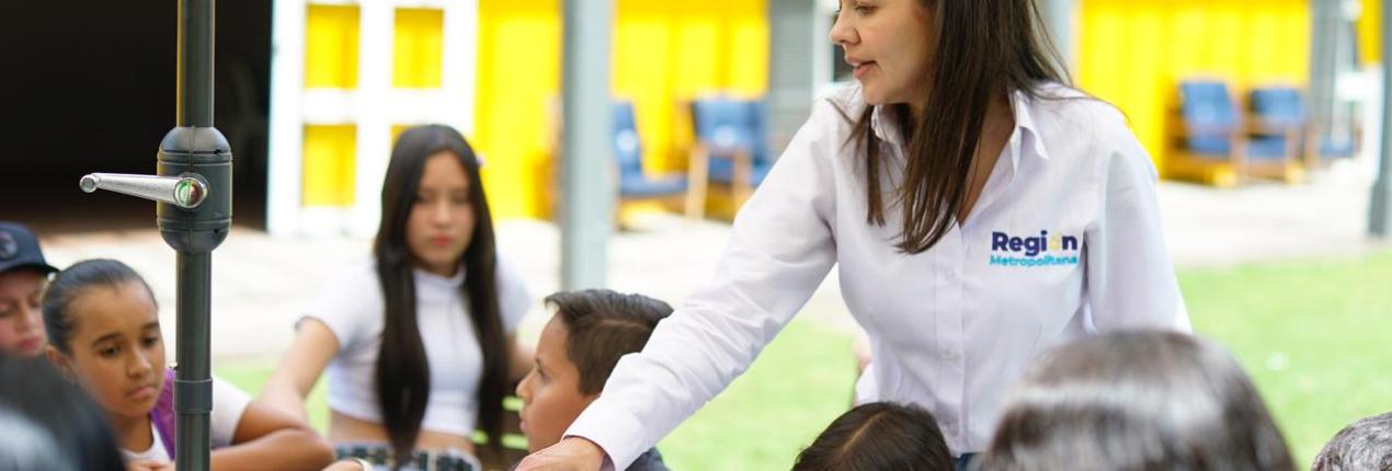 Fotografía de Niñas, niños y adolescentes que participaron en el encuentro “La Región de las niñas y los niños”, realizado en el marco del espacio de participación ciudadana del Ágora de la Región Metropolitana